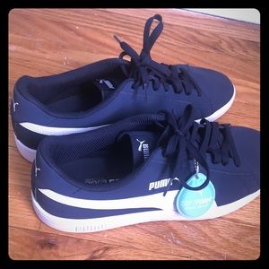 I’m selling these Puma Foams!